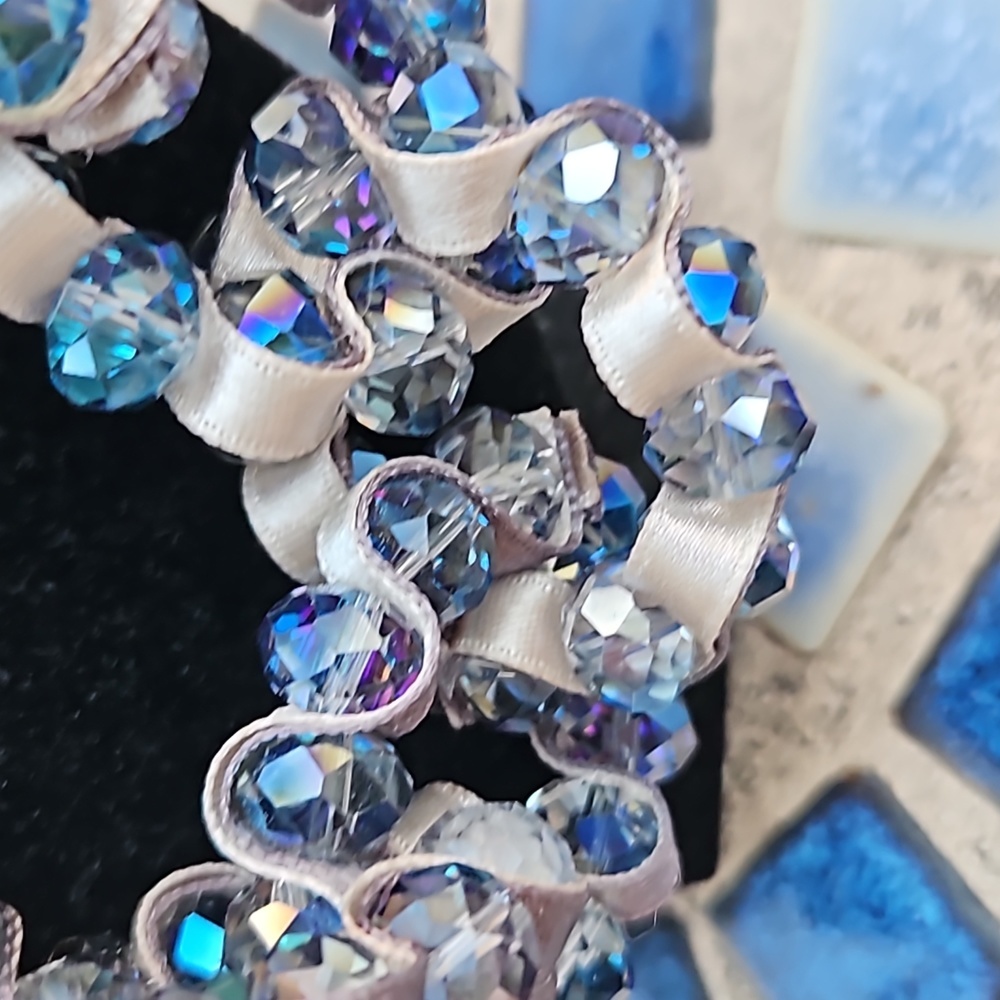Silvertone Gray Ribbon Entwined With Blue Aurora Borelis Beads Necklace - Picture 3 of 4